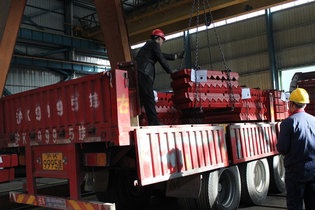 Crushing and screening equipment mass batch parts delivery site